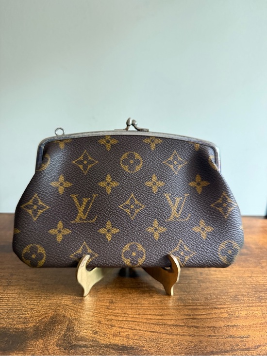 Louis Vuitton Handbags - Louis Vuitton Brown Monogram Kiss-Lock Coin Pouch